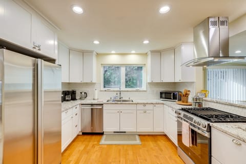 Fire Pit + Grill: Retreat Between Arnold & Murphys Cottage in Hathaway Pines