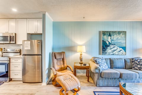 Walk to Ocean: North Myrtle Beach Condo w/ Pool Apartment in North Myrtle Beach