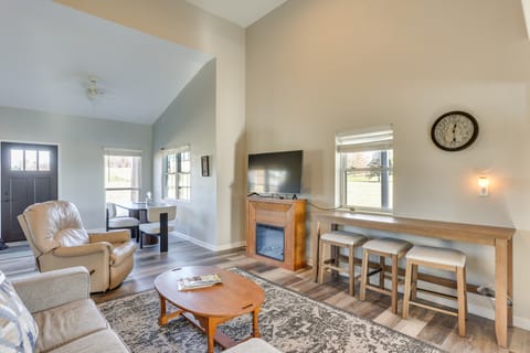 Golf Course Views: Oakland City Retreat House in Indiana