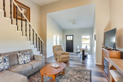 Golf Course Views: Oakland City Retreat House in Indiana