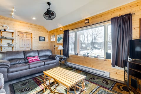 Lakefront Cabin w/ Shared Beach in Cecil! House in Wisconsin