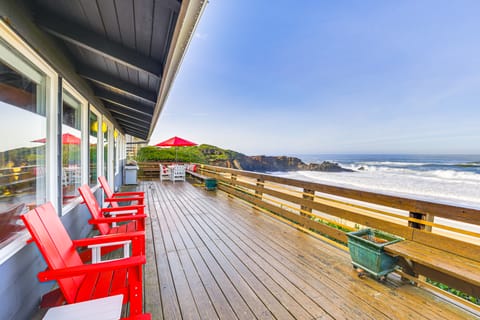 Private Beach Access: Serene Escape in Depoe Bay House in Lincoln Beach