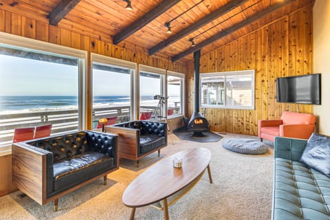 Private Beach Access: Serene Escape in Depoe Bay House in Lincoln Beach