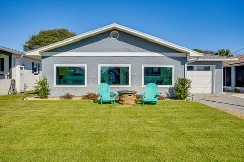 Walk to Beach: Chic PCB Getaway w/ Yard House in Sunnyside