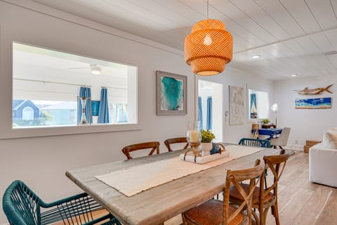 Walk to Beach: Chic PCB Getaway w/ Yard House in Sunnyside