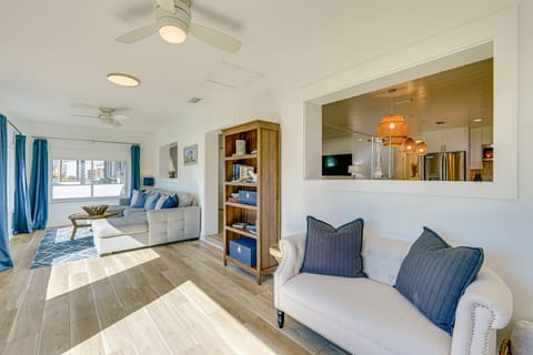 Walk to Beach: Chic PCB Getaway w/ Yard House in Sunnyside