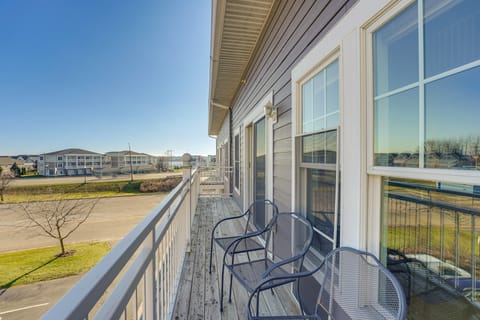 Marina, Pool & Balcony: Modern Spring Lake Condo Apartment in Spring Lake