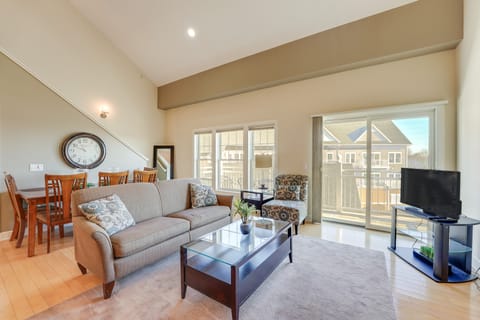 Marina, Pool & Balcony: Modern Spring Lake Condo Apartment in Spring Lake