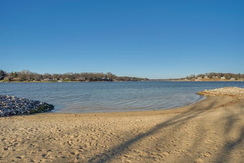Marina, Pool & Balcony: Modern Spring Lake Condo Apartment in Spring Lake