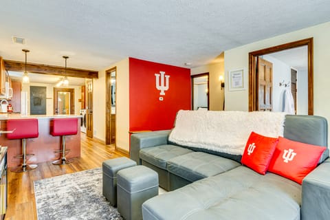 1 Mi to IU: Hoosier Home w/ Fire Pit & Fenced Yard House in Bloomington
