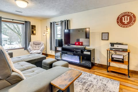 1 Mi to IU: Hoosier Home w/ Fire Pit & Fenced Yard House in Bloomington