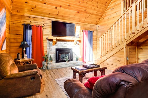 Cabin w/ Deck, Hot Tub & Douglas Lake Resort Perks House in Douglas Lake