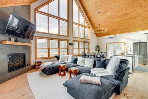 Stratton Mtn Ski Chalet w/ Giant Views in Winhall House in Winhall
