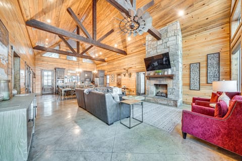 Hot Tub & Game Room: Spacious Cabin in Broken Bow! House in Oklahoma