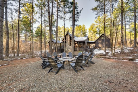 Hot Tub & Game Room: Spacious Cabin in Broken Bow! House in Oklahoma