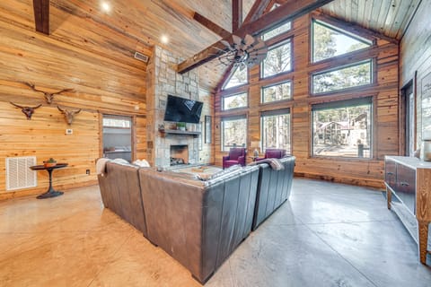 Hot Tub & Game Room: Spacious Cabin in Broken Bow! House in Oklahoma