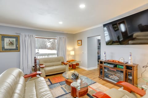 7 Mi to Cedar Point: Retreat w/ Hot Tub & Gazebo House in Sandusky