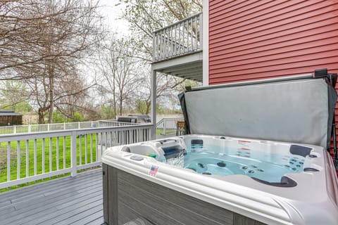 7 Mi to Cedar Point: Retreat w/ Hot Tub & Gazebo House in Sandusky