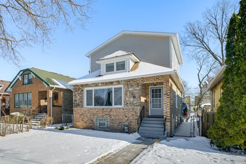 2 Mi to Northwestern: Updated Home w/ Game Room! House in Evanston