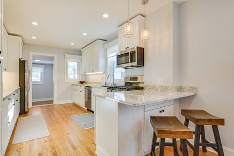 2 Mi to Northwestern: Updated Home w/ Game Room! House in Evanston