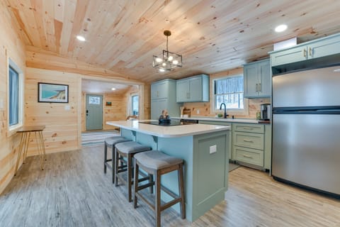 Explore Lakes & Beaches! Creekside Glen Arbor Home House in Sleeping Bear Dunes