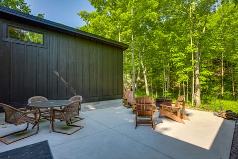 Explore Lakes & Beaches! Creekside Glen Arbor Home House in Sleeping Bear Dunes