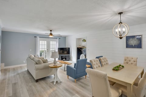 3 Mi to St Simons Beach: Gem w/ Pool Access & Deck Apartment in Saint Simons Island