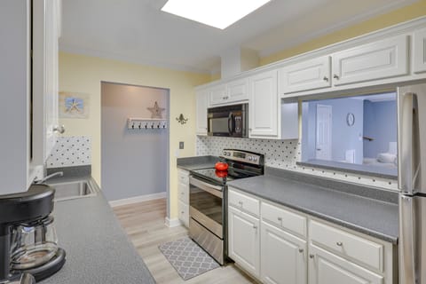 3 Mi to St Simons Beach: Gem w/ Pool Access & Deck Apartment in Saint Simons Island