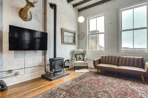 < 1 Mi to Wittenberg: Eclectic Loft w/ Parking! Apartment in Springfield