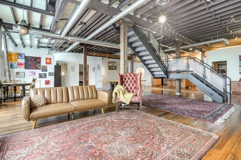 < 1 Mi to Wittenberg: Eclectic Loft w/ Parking! Apartment in Springfield