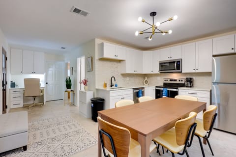 2 Mi to Canyon Lake: Cottage w/ Fire Pit & Grill Cottage in Canyon Lake