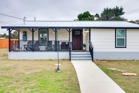 2 Mi to Canyon Lake: Cottage w/ Fire Pit & Grill Cottage in Canyon Lake