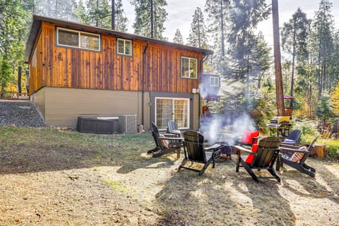 Walk to Golf, Lake: Twain Harte Cabin w/ Fireplace House in Twain Harte