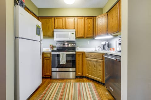 < 1 Mi to Mt Snow: Charming Condo w/ Fireplace Apartment in Dover