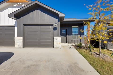 2 Mi to Downtown Temple: Pet-Friendly Home w/ Yard House in Temple