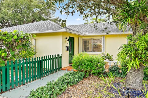 1 Mi to Shore: Pet-Friendly Lake Worth Beach Home! House in Lake Worth