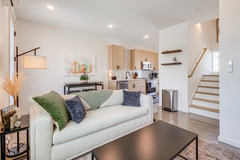 < 2 Mi to Dtwn: Modern Townhome in Knoxville Apartment in Knoxville
