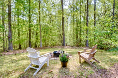2 Mi to Toccoa Falls: Cozy Getaway w/ Yard! Apartment in Toccoa