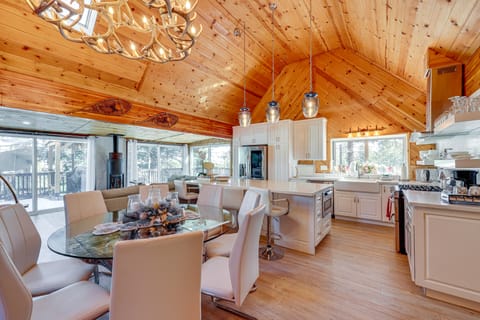 Wraparound Deck & Grill: Wrightwood Cabin Near PCT House in Wrightwood