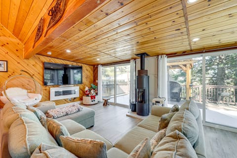 Wraparound Deck & Grill: Wrightwood Cabin Near PCT House in Wrightwood