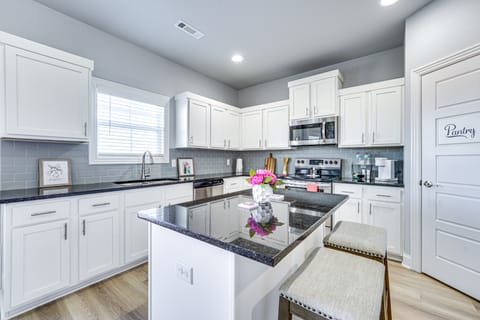 'Home on the Hill' 8 Mi to Bentonville City Square House in Bentonville