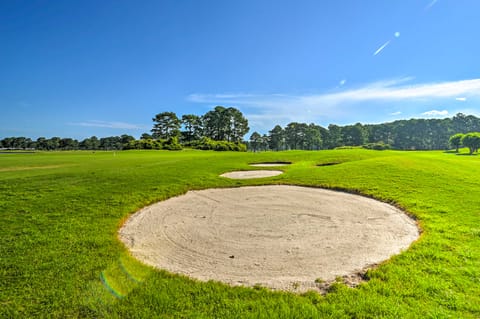 Fairway Views & Pool: Windsor Green Beach Retreat Apartment in Carolina Forest