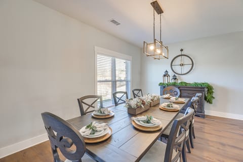 7 Mi to Talladega Superspeedway: Home w/ Lake View House in Logan Martin Lake