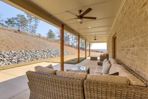 7 Mi to Talladega Superspeedway: Home w/ Lake View House in Logan Martin Lake