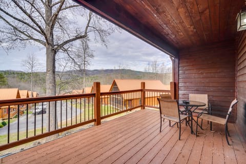 Near Hiking Trails: Gatlinburg Condo w/ Sauna! Apartment in Pittman Center