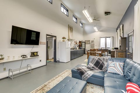 5 Mi to Hillsboro: Vintage-Style Home w/ Fire Pit House in Willamette Valley