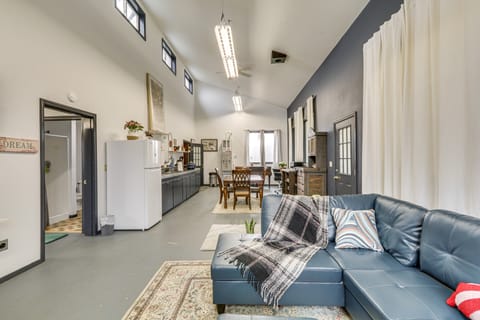 5 Mi to Hillsboro: Vintage-Style Home w/ Fire Pit House in Willamette Valley