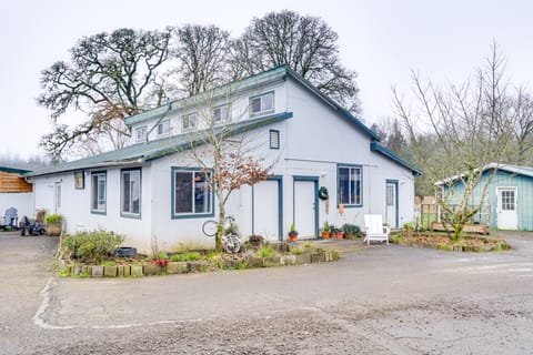 5 Mi to Hillsboro: Vintage-Style Home w/ Fire Pit House in Willamette Valley