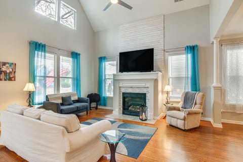 3 Mi to Dtwn Memphis: Charming Family Home! House in Mud Island