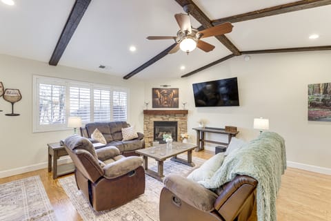 Walk Downtown: Remodeled Home in Murphys w/ Yard! House in Murphys